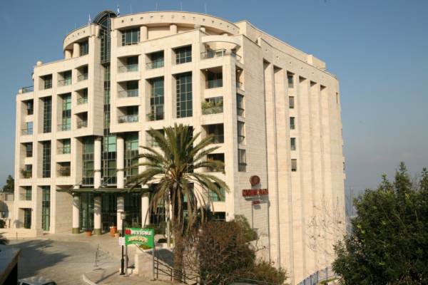 המלון.