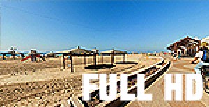 המלון נמצא מעבר לכביש של הטיילת