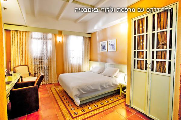 חדר דלקס עם מרפסת וג'קוזי באמבטיה