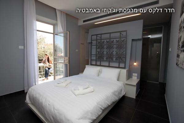 חדר דלקס עם מרפסת וג'קוזי באמבטיה