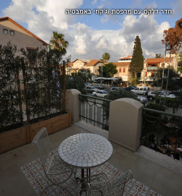 חדר דלקס עם מרפסת וג'קוזי באמבטיה