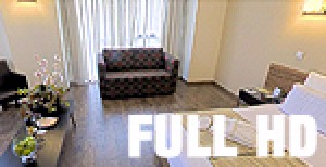 סוויטה מפוארת המורכבת משני חדרים - חדר שינה וסלון; 
טלוויזיה בכבלים, מסך LCD, כספת אישית, מיזוג אוויר, פינת קפה, מקרר. החדר הנו חדר מפנק הכולל מים מינרלים, פירות, חלוק רחצה, כניסה ושימוש בטרקלין העסקים ועוד. 
מטבחון חימום מאובזר.